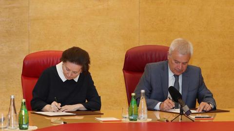 Югра и «Лукойл» подписали дополнительное соглашение о сотрудничестве