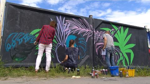 Не вандализм, а искусство! В Сургуте разрисуют забор гаражного кооператива "Строитель"