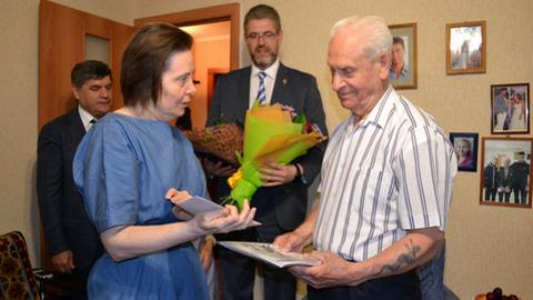 Губернатор Югры поздравила нефтеюганского ветерана Великой Отечественной войны с 90-летием