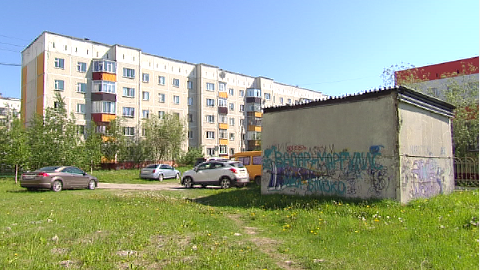Пристройка  в одном из сургутских дворов стала причиной спора между его жильцами и поликлиникой