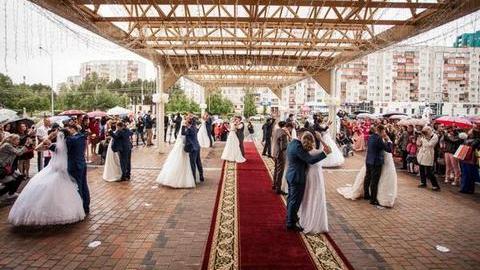 Массовая свадьба. В Сургуте в День семьи, любви и верности поженились 12 пар. ФОТО