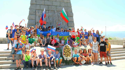 «Подвигу – Память!». Юные югорчане, отдыхающие в Болгарии, провели патриотическую акцию
