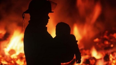 В Нижневартовске пожарные спасли семь человек из горящего дома 