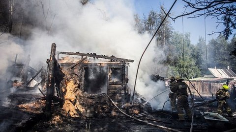 Сначала слышали хлопок. Озвучена предварительная версия пожара в сургутском частном доме