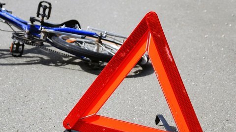 В Сургуте велосипедист-подросток врезался в автобус. Авария произошла возле администрации