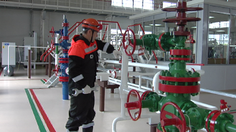 В «Сургутнефтегазе» прошел конкурс основной профессии нефтедобывающей промышленности – там выбрали лучшего оператора по добыче нефти и газа