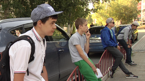 Сургутские школьники в поисках заработка всю ночь караулят у порога главной подростковой биржи труда