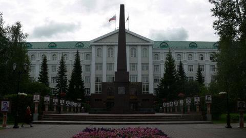 В Ханты-Мансийске вандалы осквернили «Аллею почетных граждан» и танк в Парке Победы
