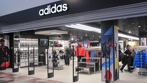 Adidas закрывает свои магазины в России. В этом году компания остановит работу 160 торговых точек