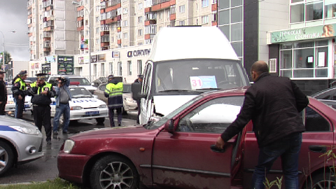 ДТП с участием маршрутного такси в центре Сургута. Пострадали трое пассажиров маршрутки