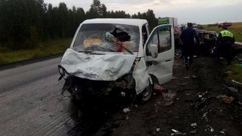 Семья из Югры, которая ехала в минивэне с четырьмя детьми, попала в крупную аварию в Свердловской области