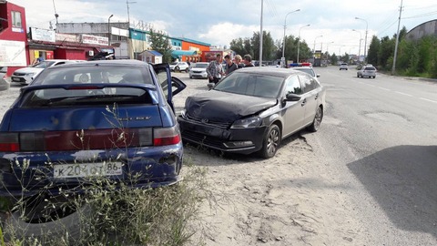 В Сургуте автоледи спровоцировала аварию при повороте через встречную полосу. ФОТО