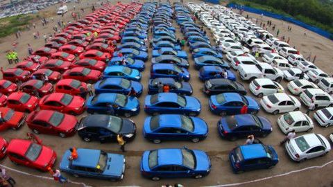 Сургутская администрация заинтересовалась синими, красными и белыми автомобилями.  Их владельцев собирают у Ледового дворца