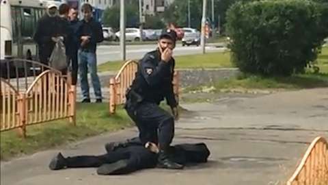 В сети появилось видео задержания мужчины, устроившего резню в Сургуте. ВИДЕО