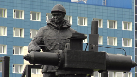 В Сургуте появился памятник газовику