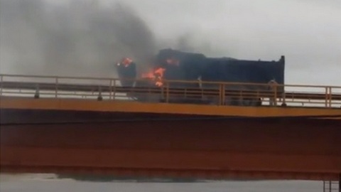 Мост через Обь перекрыт из-за горящего грузовика 