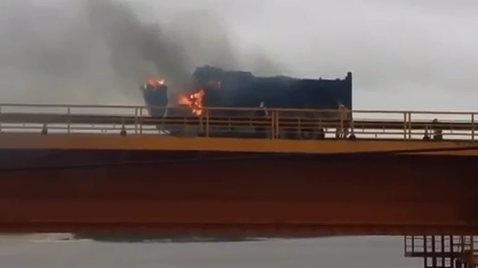 Пожар в кабине грузовика на Сургутском мосту, вероятнее всего, произошел из-за электропроводки
