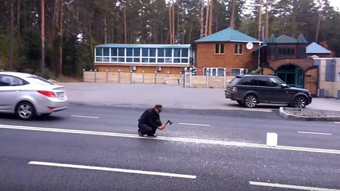 Топором по двойной сплошной. В Тольятти мужчина пытался вырубить неугодную разметку на дороге. ВИДЕО