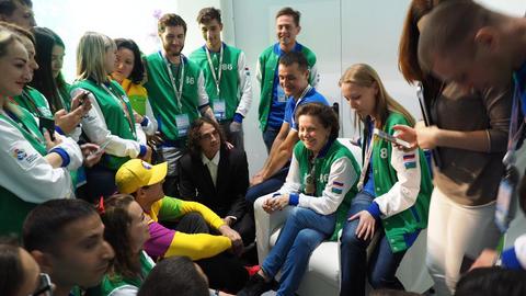 Наталья Комарова поддержала югорскую делегацию на Всемирном фестивале молодежи и студентов