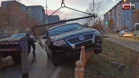 В Сургуте Volkswagen залетел на разделительное ограждение. Водитель признался, что это - пьяный дебош