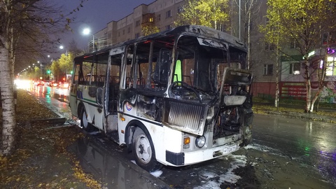 В Сургуте на Лермонтова сгорел ведомственный автобус. ФОТО.ВИДЕО