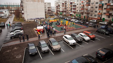 Жители получили очередной благоустроенный двор, а глава Сургута пообещал сделать город еще краше