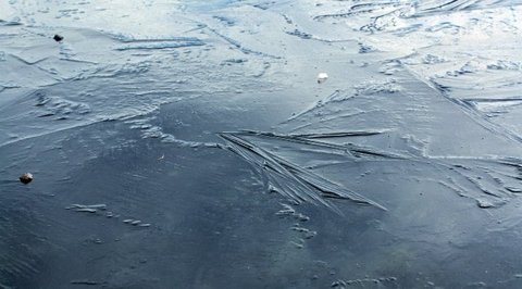 Водоемы Югры начали покрываться льдом: приближается наиболее опасный период