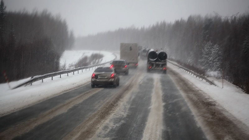 Осторожно, гололед! Три часа пришлось провести водителям в пробке на дороге "Тюмень-Ханты-Мансийск"