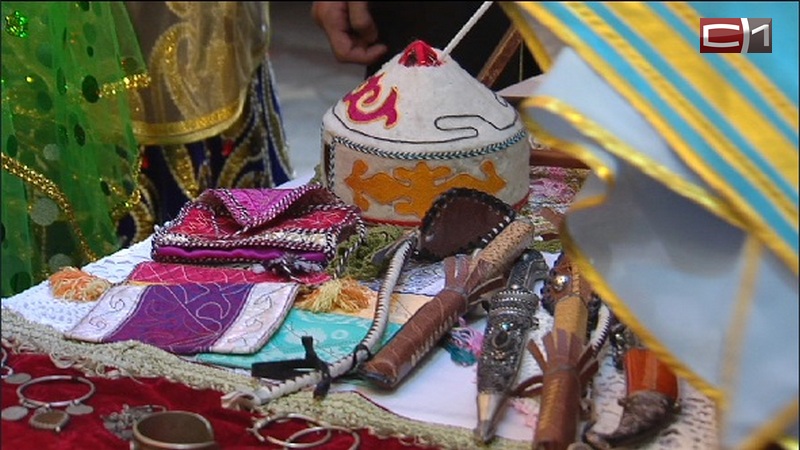 Примерить хантыйское украшение, пострелять из ногайского лука. Как Сургутский район отметил День народного единства? 