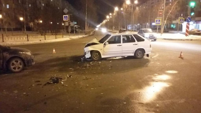 В Нижневартовске не поделили дорогу Toyota и ВАЗ, аварию спровоцировала женщина. Пострадали оба водителя