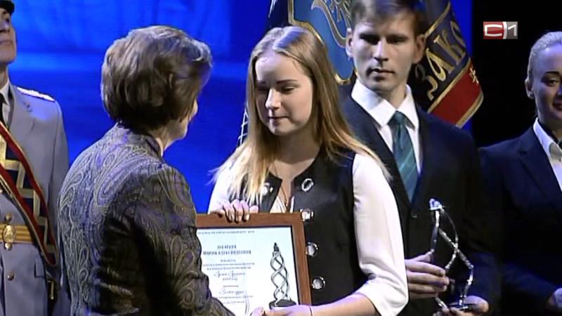 Губернатор Югры наградила студенток СурГУ, помогавших спасать пострадавших в ДТП под Ханты-Мансийском