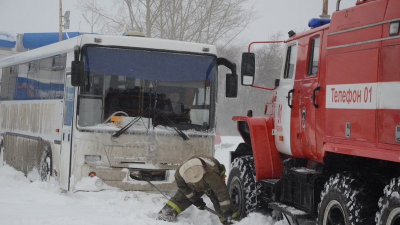 Сотрудники МЧС спасли пассажиров автобуса, который заглох по пути из Сургута в Ишим 