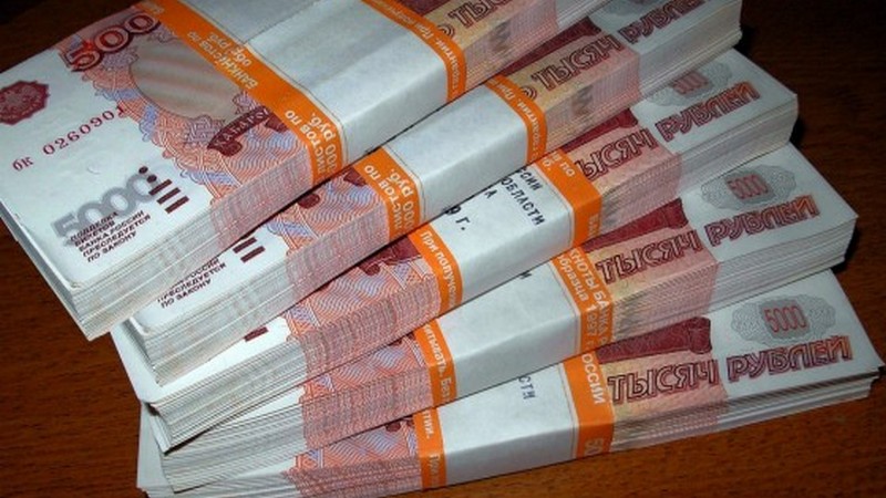 Гражданин Азербайджана пытался незаконно вывезти из Сургута незадекларированные полмиллиона рублей и 4,5 тыс долларов