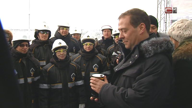  Пожелал нефтяникам хорошей зарплаты. Дмитрий Медведев  провел совещание в Ханты-Мансийске и пообщался с рабочими 