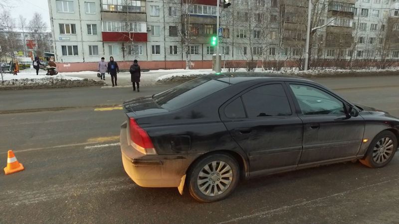 ДТП возле светофора. В Сургуте утром на «зебре» сбили женщину