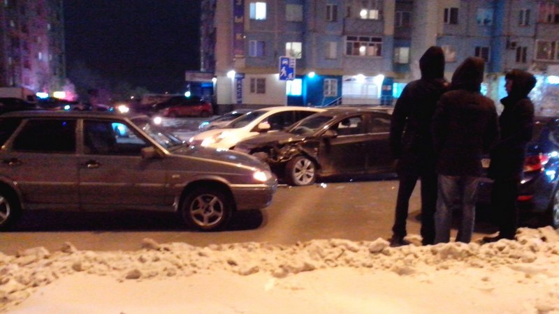 Неудачный маневр. На улице Югорской в аварии пострадали три автомобиля