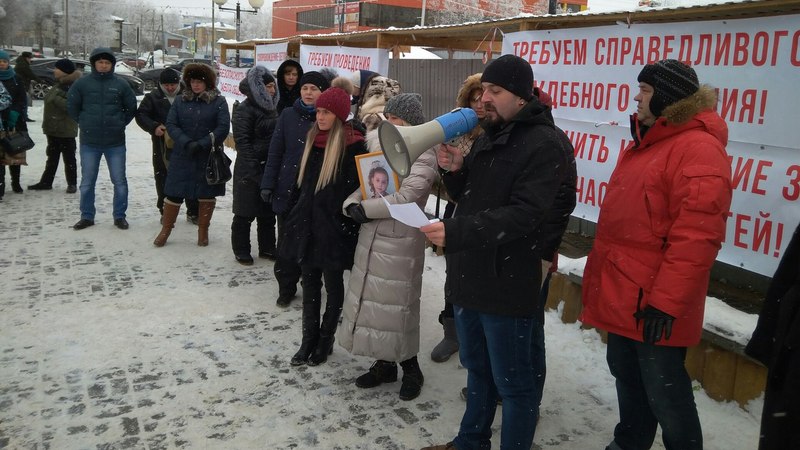 "Накипело". Родители детей, погибших в ДТП под Ханты-Мансийском, провели митинг в Нефтеюганске