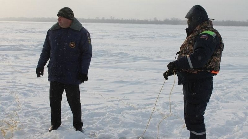 В Югре двое мужчин на снегоходе провалились под лед. Ведутся поиски