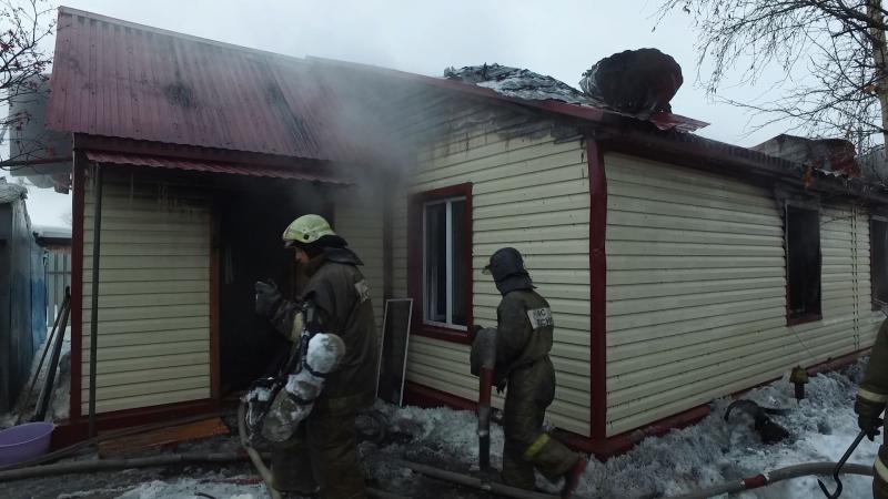 В частном секторе Сургута сгорел дом. Возможно, была перегружена электропроводка