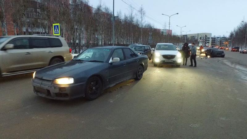 Засмотрелась на аварию и сама угодила в ДТП: в центре Сургута - 2 происшествия подряд