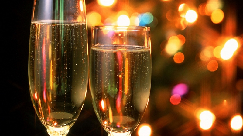 В России предложили разрешить продавать шампанское в новогоднюю ночь и в ночь на Рождество