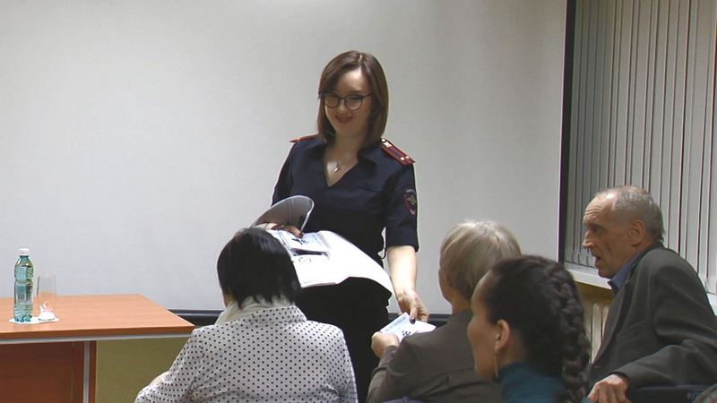  Сургутские полицейские проводят уроки  телефонной безопасности  для пенсионеров