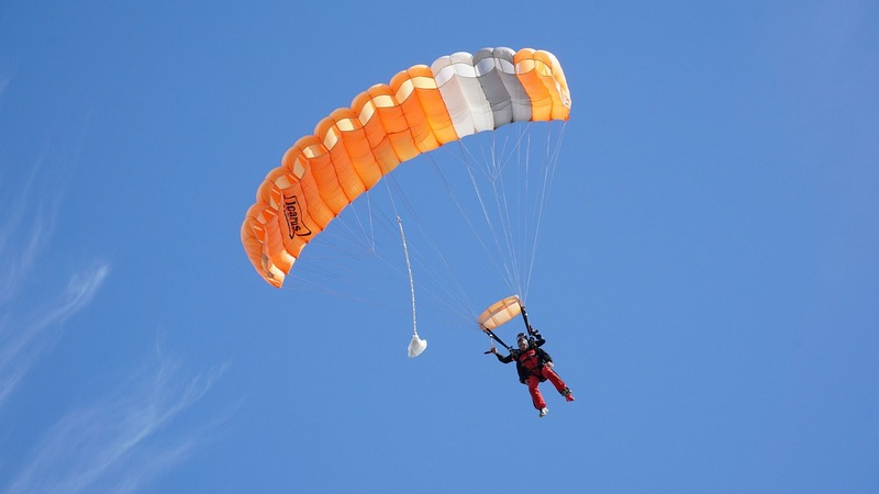 Прыжки с просроченными парашютами: по делу руководителя сургутского клуба суд вынес решение