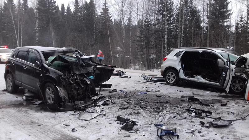 На трассе "Тюмень-Ханты-Мансийск" лоб в лоб столкнулись Nissan и Mitsubishi. Один человек погиб