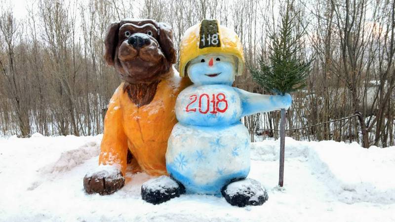 Скоро Новый год. У одной из пожарных частей Сургута появились необычные скульптуры из снега