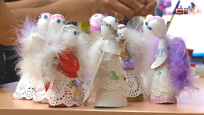 В Сургуте началась новогодняя ярмарка сувениров, изготовленных людьми с ограниченными возможностями