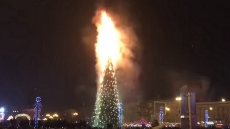 «И скрылась из глаз». Пылающая 25-метровая ёлка в Южно-Сахалинске не испортила горожанам праздник