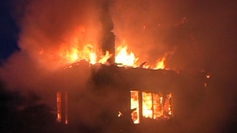 Три пожара в Югре за ночь. Сгорели склад и два дачных дома