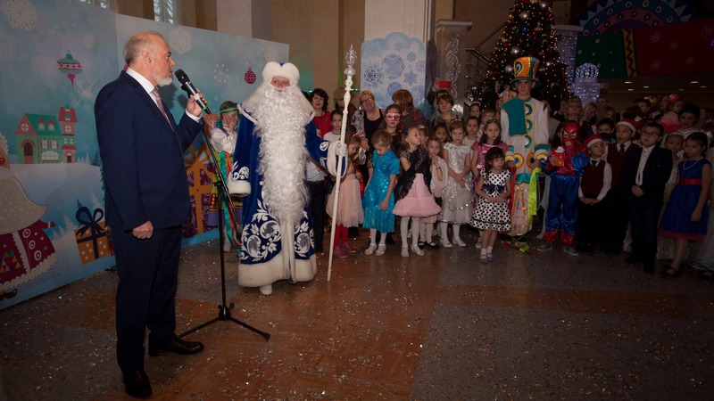 Рождественская елка главы Сургута. 300 детей получили подарки от Вадима Шувалова