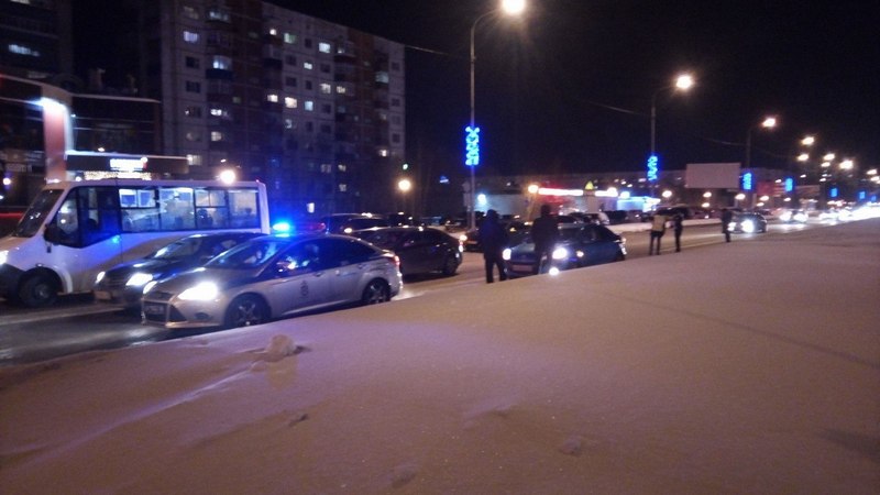 В Сургуте на пешеходном переходе сбили мужчину - перебегал дорогу на красный сигнал светофора